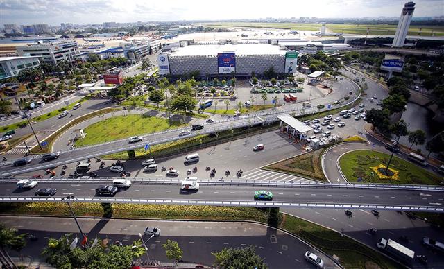 Khốn khổ vì phân làn ô tô ở sân bay: Cảng Tân Sơn Nhất làm sai quy định