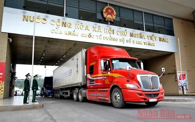 First batch of exports cleared at Kim Thanh border gate on New Year day