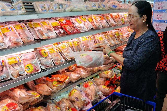 Thịt gà rẻ ồ ạt vào Việt Nam: Người nuôi lỗ nặng