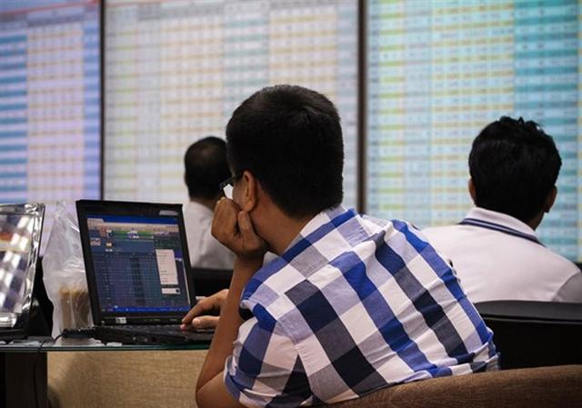 Profit-taking throws main index into negative territory