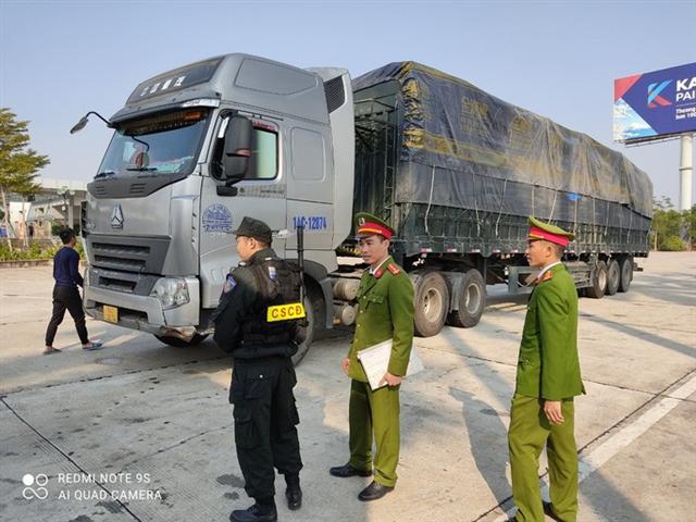 Cận cảnh vụ bắt giữ 14 xe container chở hàng lậu từ Trung Quốc về - Ảnh 1.