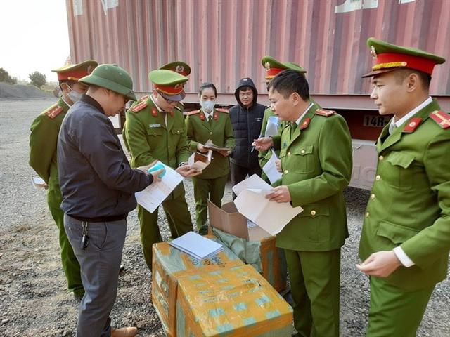 Cận cảnh vụ bắt giữ 14 xe container chở hàng lậu từ Trung Quốc về - Ảnh 4.