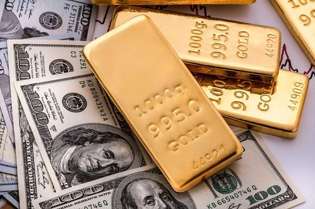Nên giữ USD hay vàng trong năm 2021?