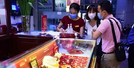 Gold investors in Vietnam urged to stay cautious amid strong market volatility