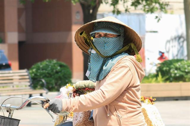Nhọc nhằn mưu sinh giữa Sài Gòn nắng đổ lửa: 'Sợ bán ế hơn sợ trời nóng!'