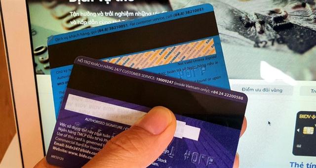 Các ngân hàng chính thức dừng phát hành thẻ từ - Ảnh 1.