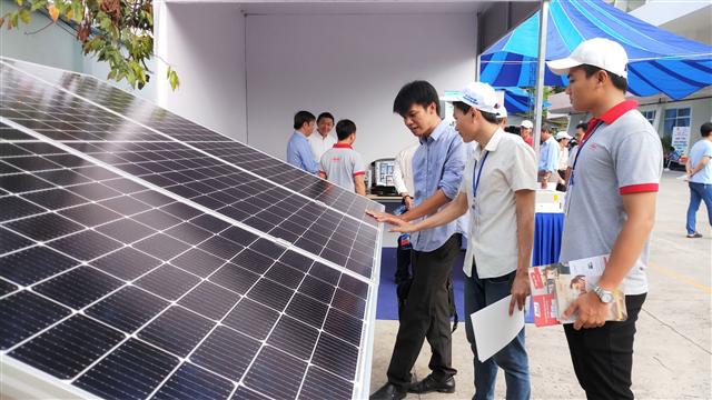 Vietnam seeks to regulate solar power capacity to deal with excess