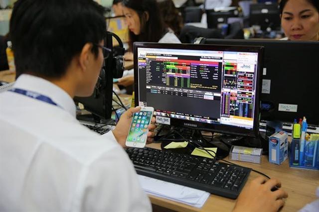 Bank stocks prop up main index