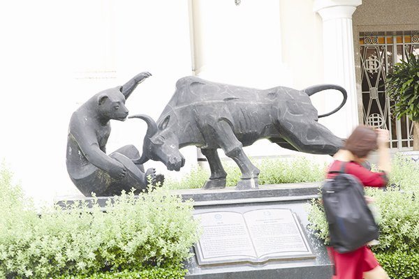 Bank stocks help VN-Index maintain growth momentum