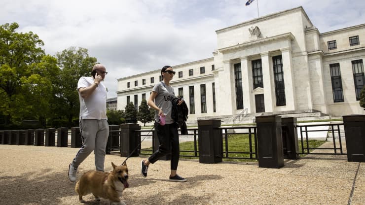 Fed cảnh báo thị trường chứng khoán có thể giảm mạnh