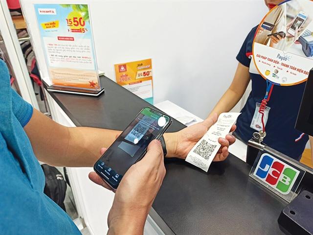 E-wallet groups take on losses to get ahead