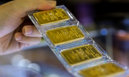 Gold price climbs to 9-month high
