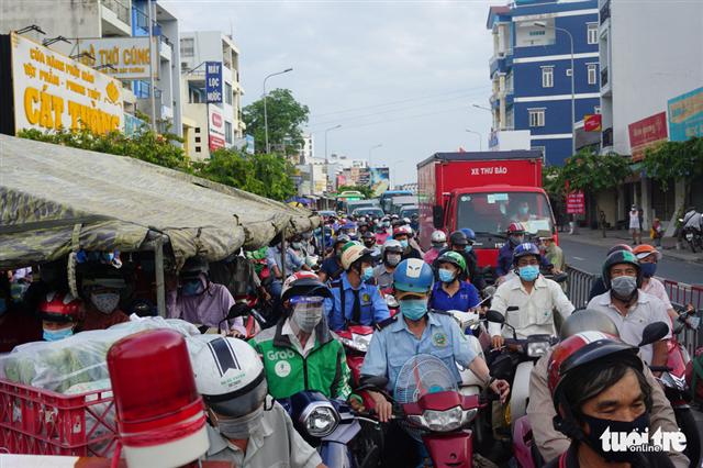 Lại xả trạm kiểm soát ra vào quận Gò Vấp do ùn ứ hàng ngàn người - Ảnh 2.