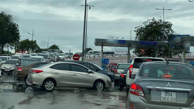 Giá xe ô tô vào sân bay Nội Bài, Tân Sơn Nhất, Đà Nẵng cao nhất