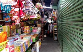 Shops forced to close in deserted HCMC traditional markets