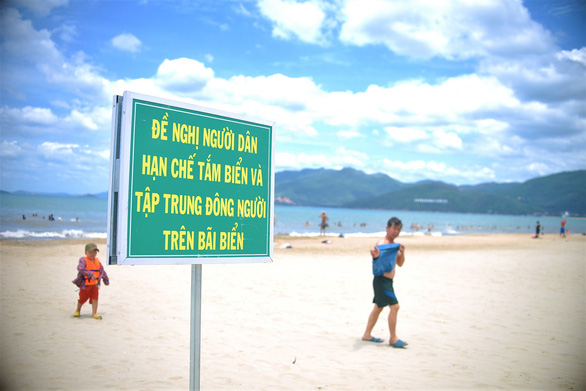 Bình Định cấm tắm biển, các cơ sở kinh doanh ăn uống dọc quốc lộ chỉ được bán mang đi - Ảnh 1.