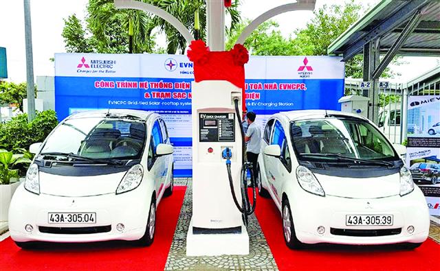 Experts urge incentives to drive Vietnam’s electric car development