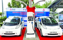 Experts urge incentives to drive Vietnam’s electric car development