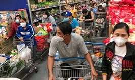 Supermarkets packed as HCMC residents flock to stock