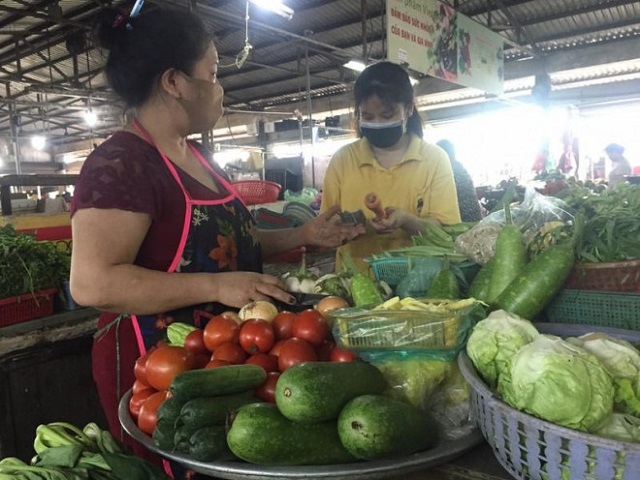 Rau tại chợ TP.HCM tăng giá mạnh, rau ở vườn ế ẩm