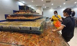 Hanoi buffet restaurants sell seafood online before closing down