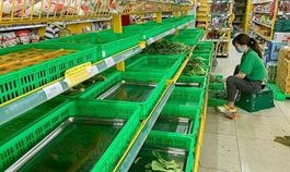 Scrambling shoppers keep emptying HCMC supermarket shelves