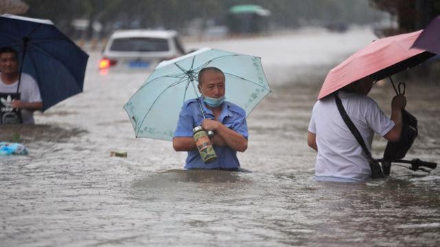 Mưa lớn nhất 1.000 năm gây lũ lụt nghiêm trọng ở thành phố "iPhone” của Trung Quốc