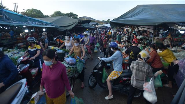 Hà Nội: Chợ dân sinh đông nghẹt sáng đầu tiên giãn cách xã hội