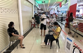 Hanoi supermarkets limit customer numbers