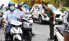 Hanoi businesses struggle to get new travel permits for employees