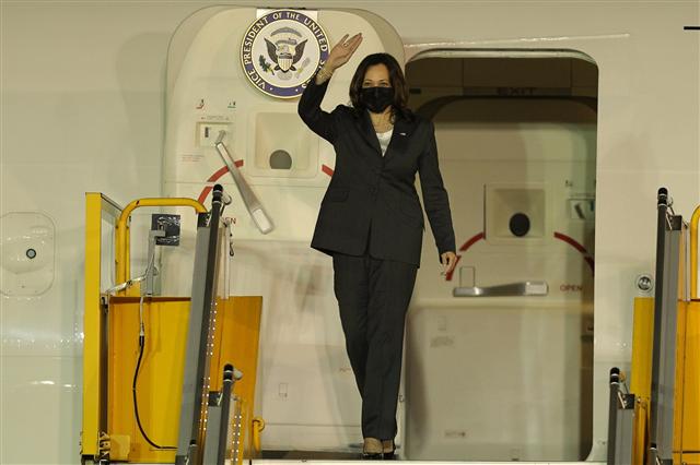 Phó tổng thống Mỹ Kamala Harris đến Hà Nội, bắt đầu chuyến thăm Việt Nam |  Vietstock