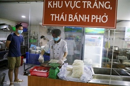 HCMC eateries find conditions for reopening too tough