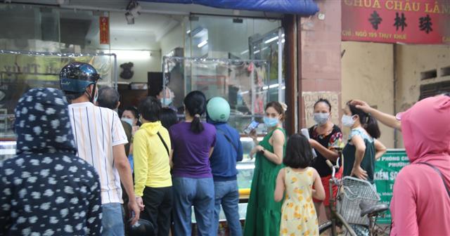 Người Hà Nội xếp hàng mua bánh Trung thu truyền thống, tiệm tăng cường bán online
