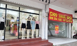 Hanoi garment shops struggle to attract customers despite big discounts