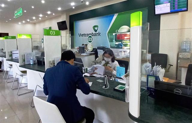 Experts discuss what to expect on declining banking stocks