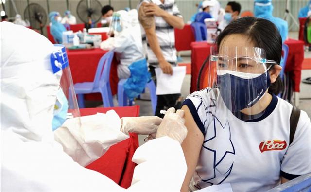 Vietnam seeks suitable ways to live with the pandemic