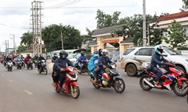 Laborers return to Vietnam's southern industry hubs post lockdown