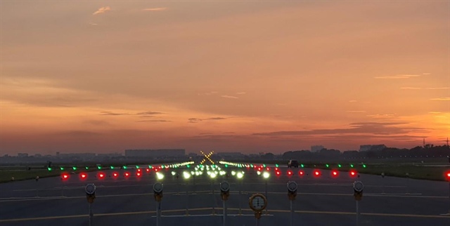 Read more about the article Sân bay Tân Sơn Nhất khai thác trở lại 2 đường băng, tân trang đèn LED