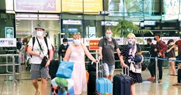 Vietnam welcomes more int’l tourists with quarantine waiver