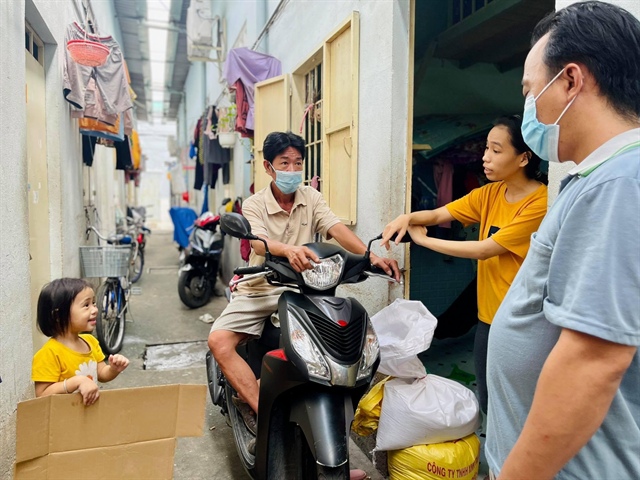 Tết Nhâm Dần ở Sài Gòn 'cày' hay về quê: ‘Nghỉ dịch 5 tháng rồi, có việc thì làm’ - ảnh 1