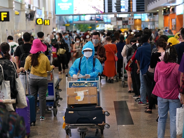 Đông nghẹt người về quê ăn tết, sân bay Tân Sơn Nhất ra khuyến cáo 'nóng' - ảnh 1