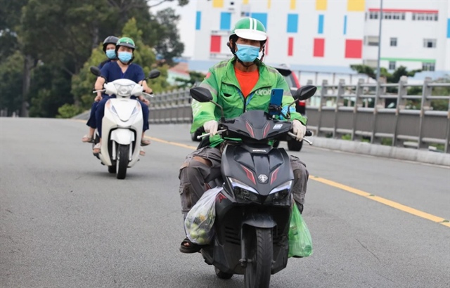 Xe ôm công nghệ ưu tiên hàng nhẹ, tránh chở khách do giá xăng cao ...