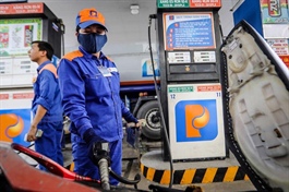 Petrol prices mark first decline in 2022