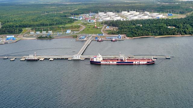 Dầu Nga đang rẻ, nhưng giá thuê tàu chở dầu Nga cao nhất 14 năm