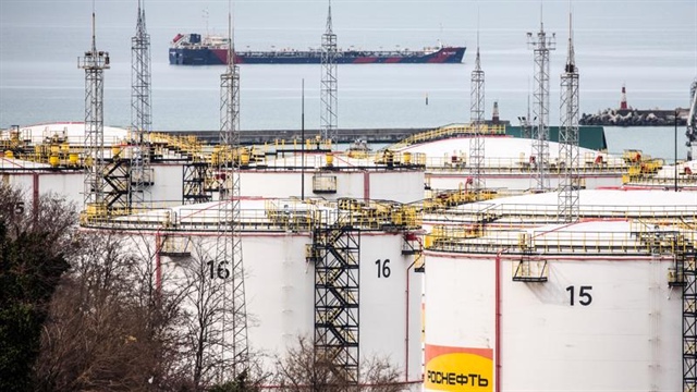 Mặc sức ép, những nước nào đang mua dầu giá rẻ của Nga?