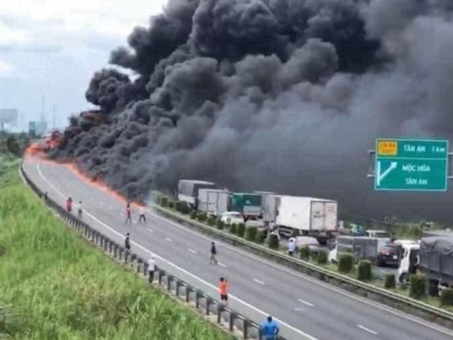 Cháy xe chở dầu trên cao tốc TP.HCM - Trung Lương ảnh 1