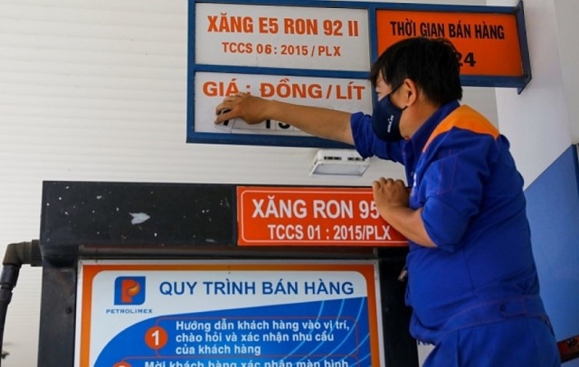 Giá xăng tiếp tục tăng mạnh, xăng RON95 lên sát mốc 30,000 …