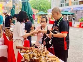 Hanoi handicrafts attract international SEA Games 31 guests