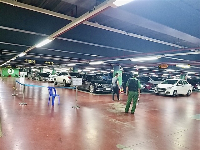 Nhà xe của Tân Sơn Nhất ngưng cho xe công nghệ đón khách trên lầu ảnh 1