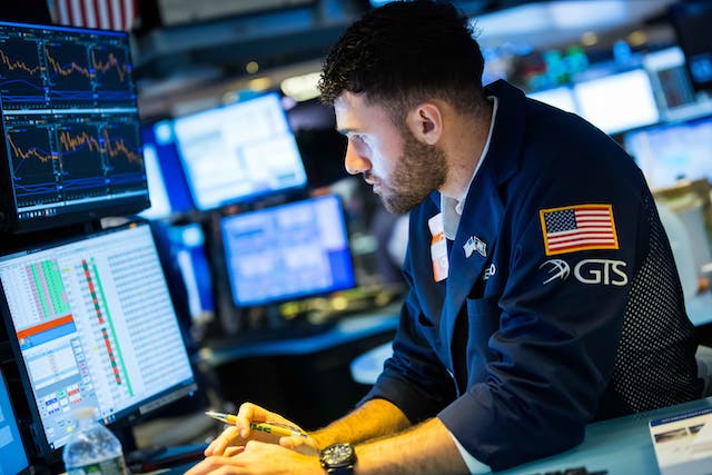 Dow Jones tăng tiếp hơn 300 điểm khi một chỉ số lạm phát khác suy giảm